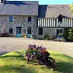 Дом отдыха Maison Mai Or La Petite Maison Mai Or La Petite Grange Or Three La Chapelle-Uree